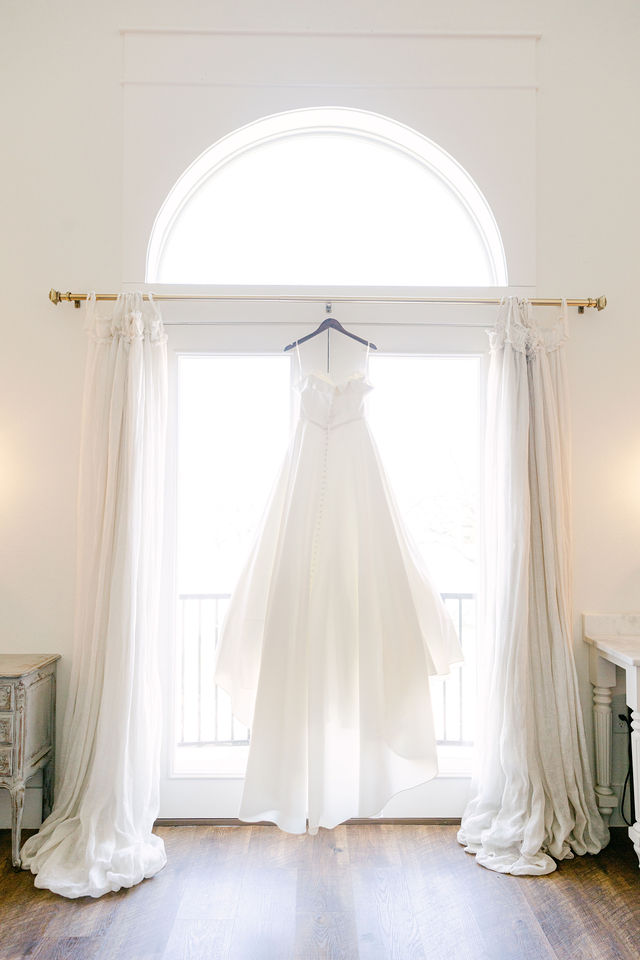 Vertical bridal suite dress example.
