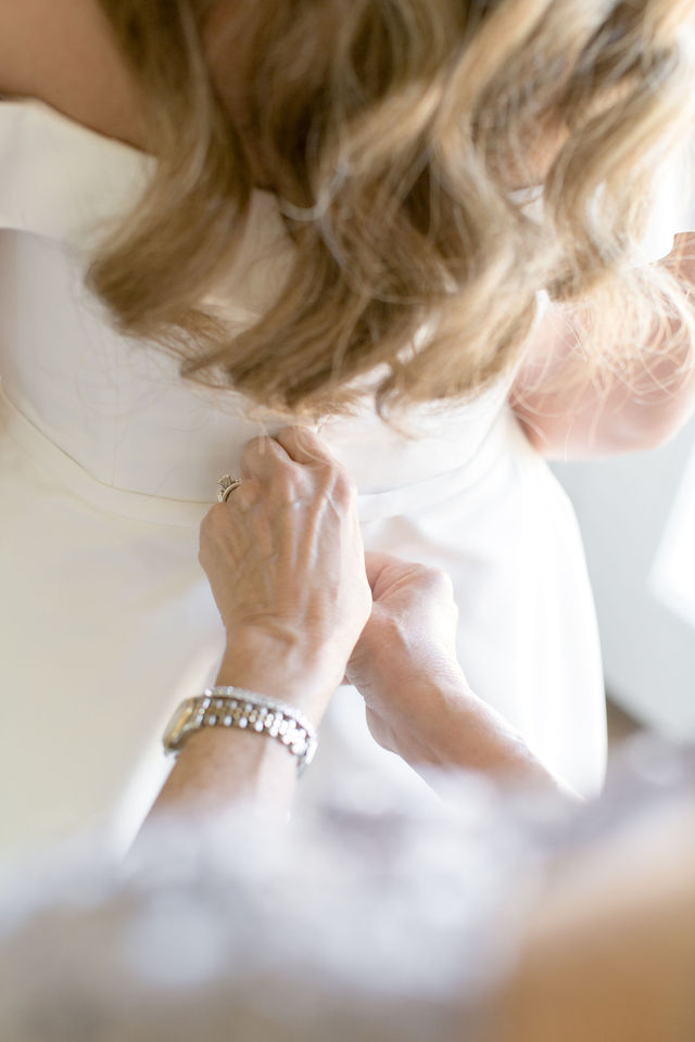 Vertical bridal suite getting-ready example.