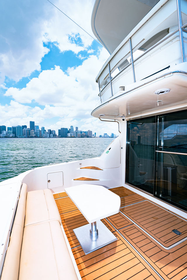 65FT Flybridge Sea Ray Yacht – “Distraction II” — photo