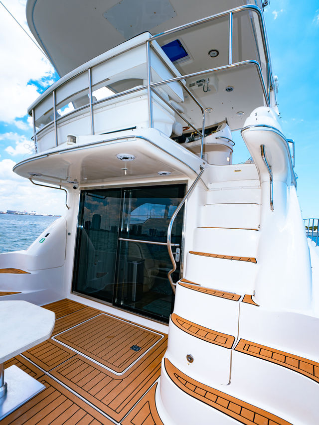 65FT Flybridge Sea Ray Yacht – “Distraction II” — photo