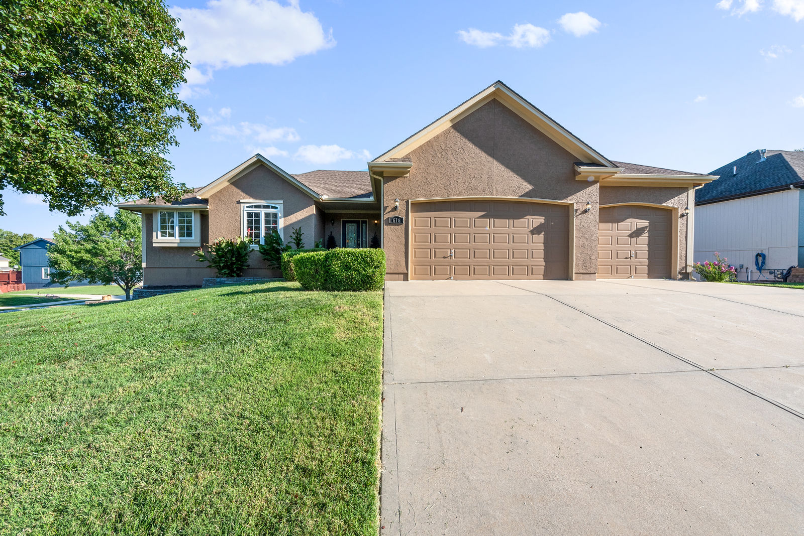 616 LAKEVIEW DR by KC Home Photography