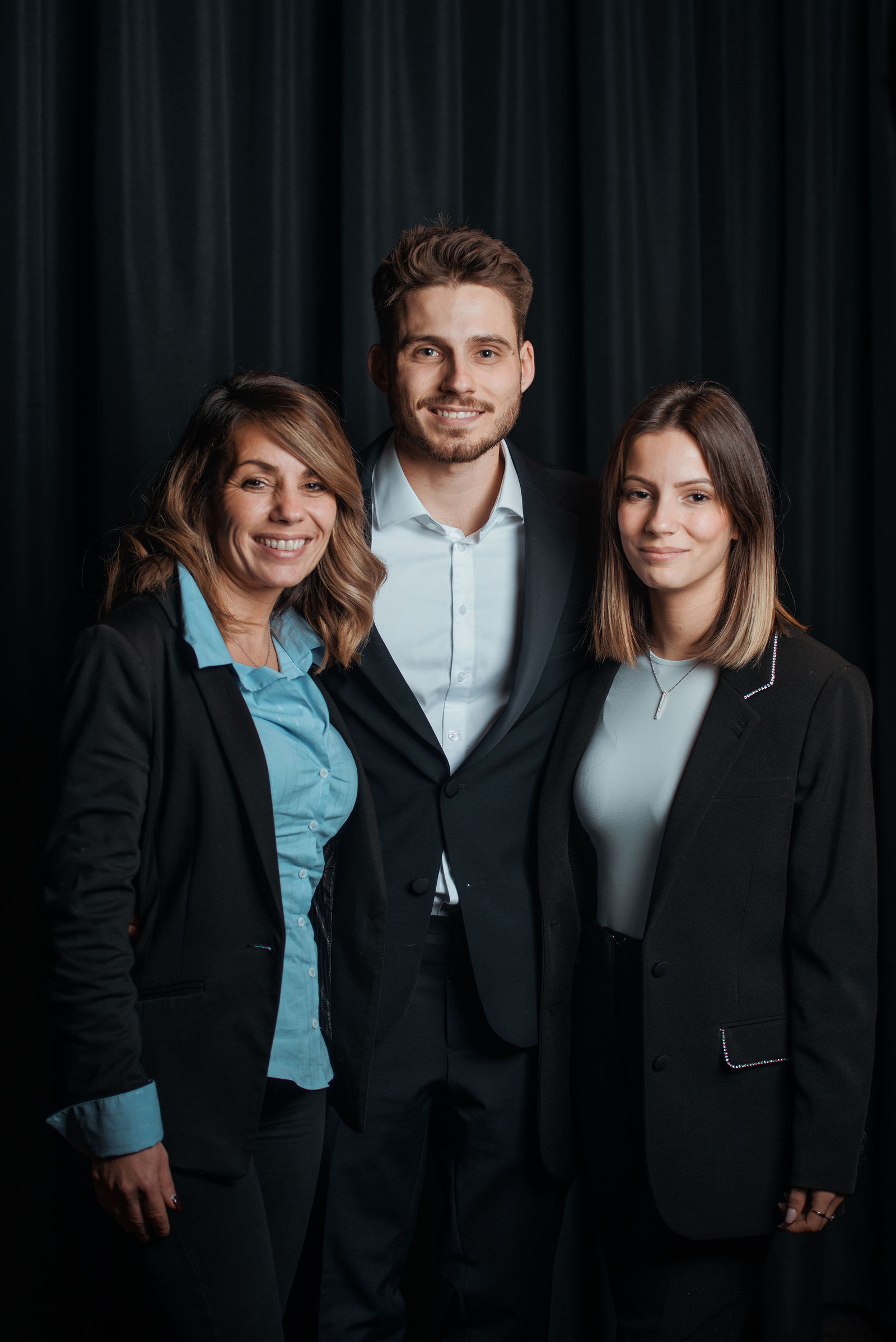 Portrait famille Lyon - Studio mobile fond noir événement professionnel photobooth