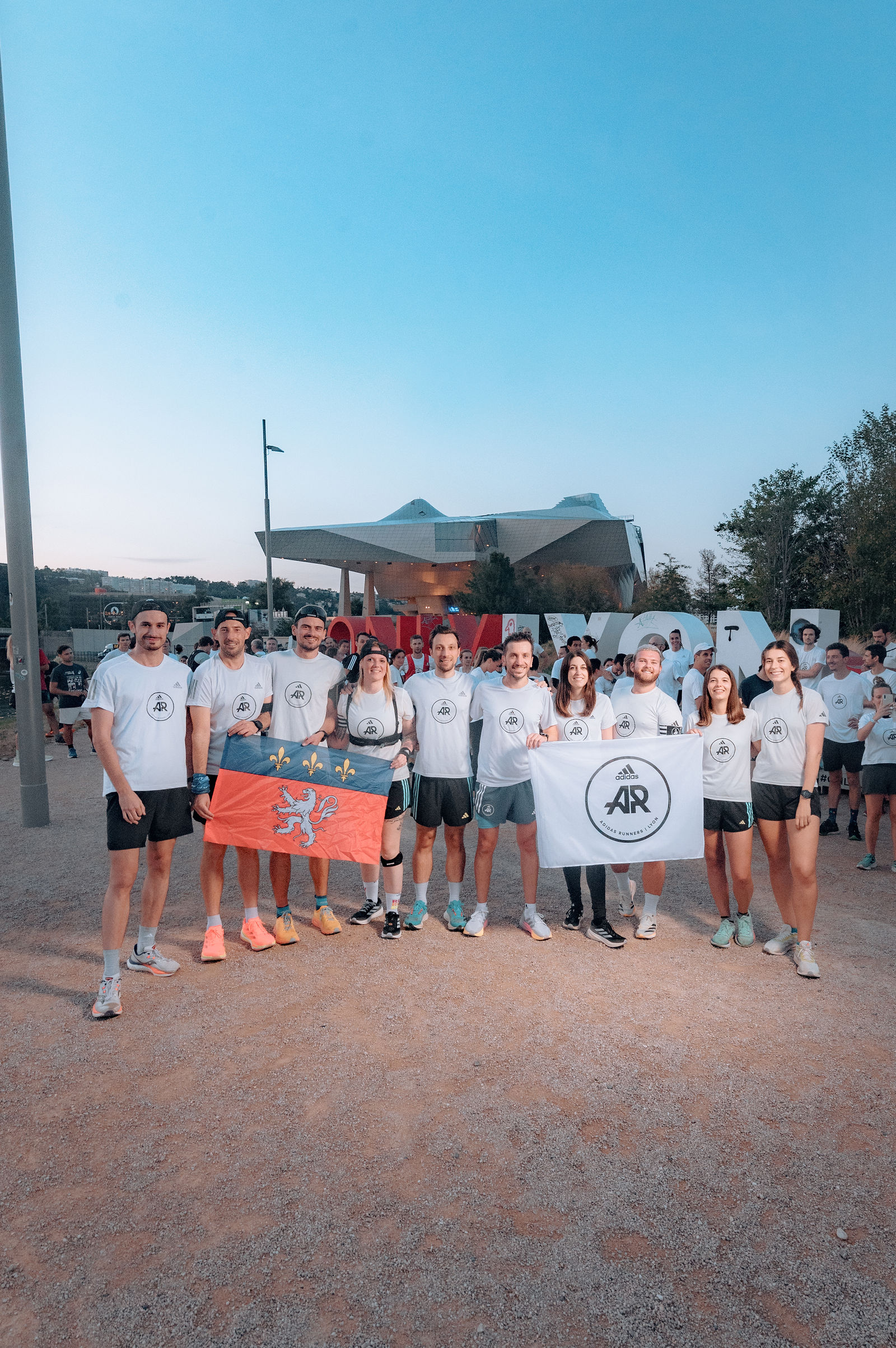 Reportage sportif Lyon - Équipe Adidas Runners drapeau Lyon événement corporate