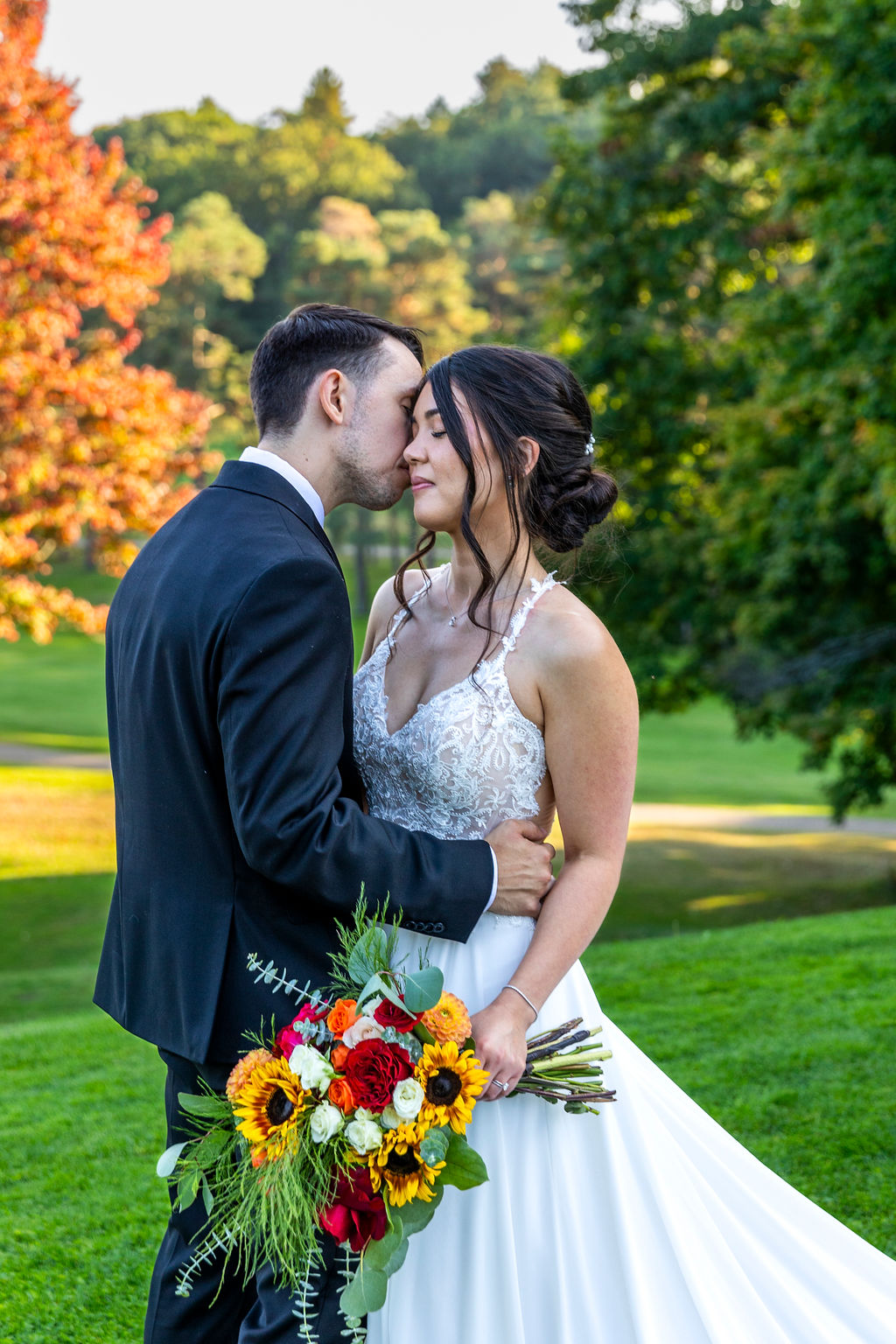 A kiss with the bouquet