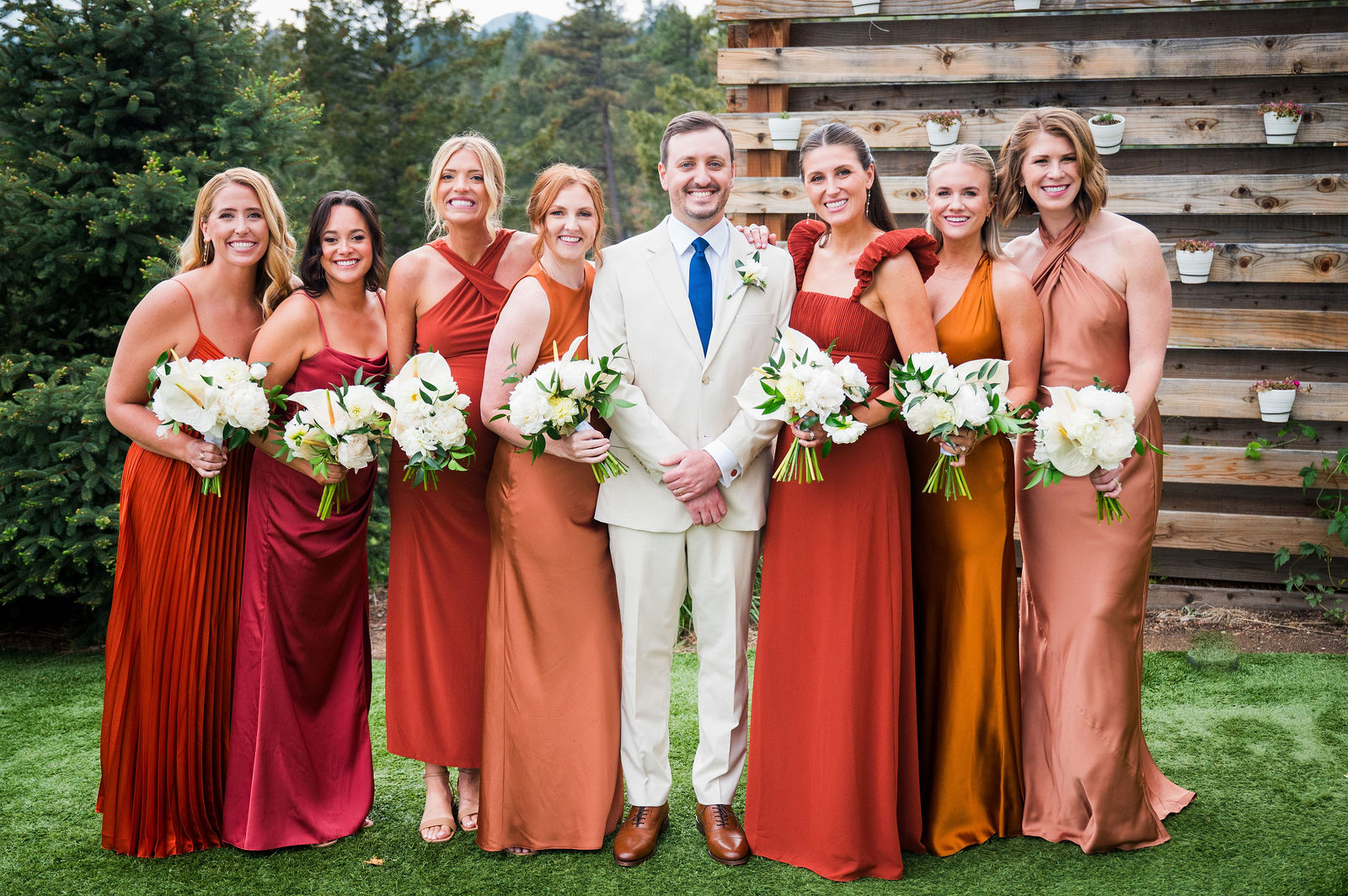 Full wedding party against the log wall at a Morrison Colorado wedding
