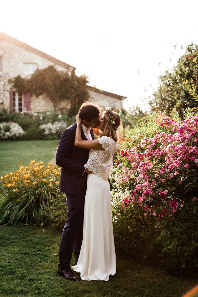 Les mariés enlacés pendant leur mariage