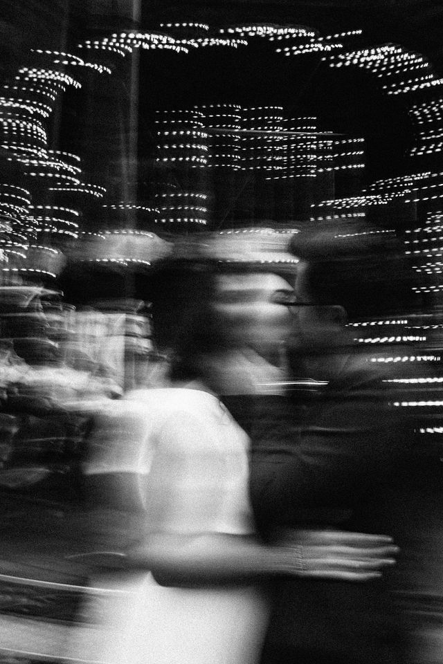 Une danse floue, en noir et blanc