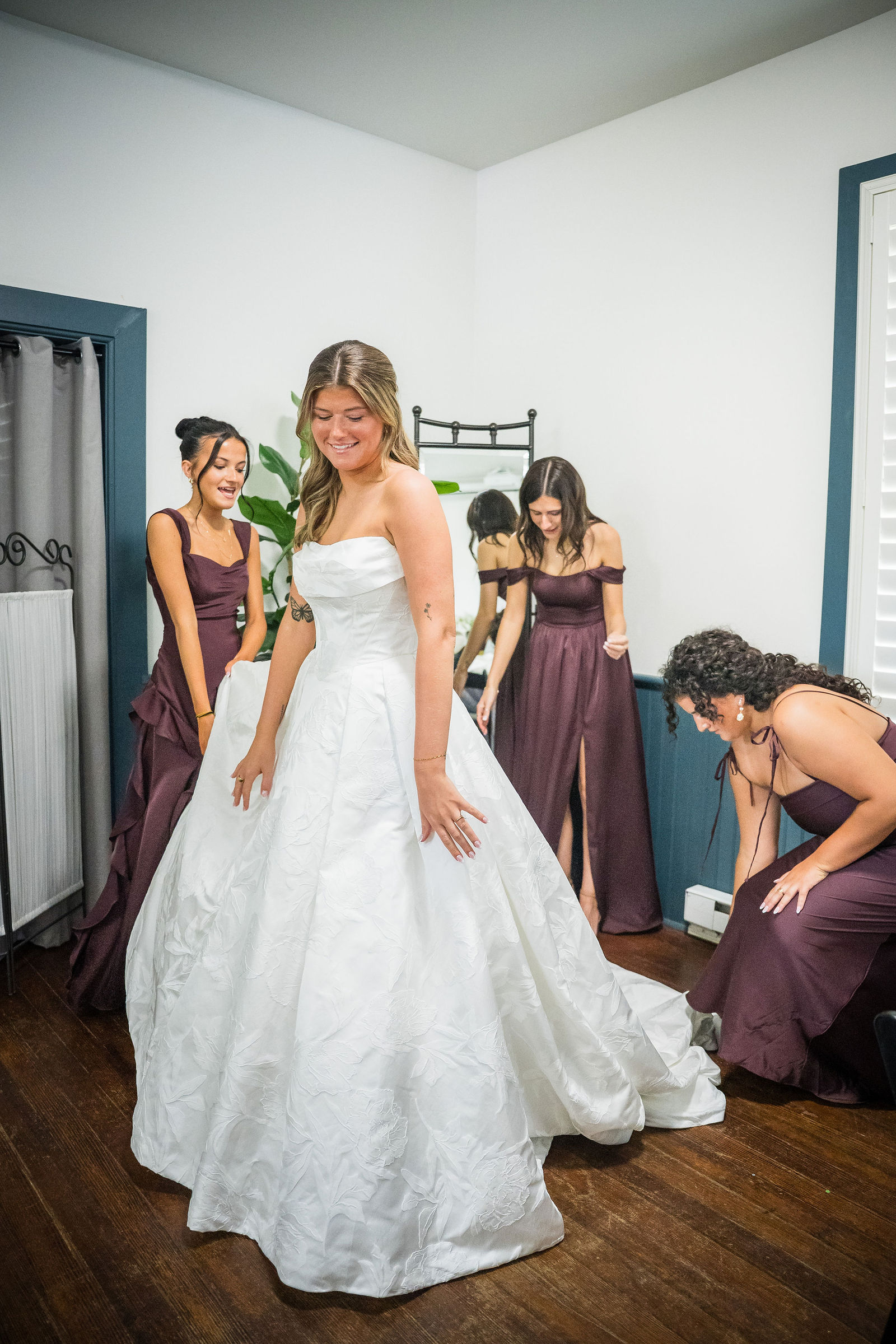 Fastening the back of the wedding dress