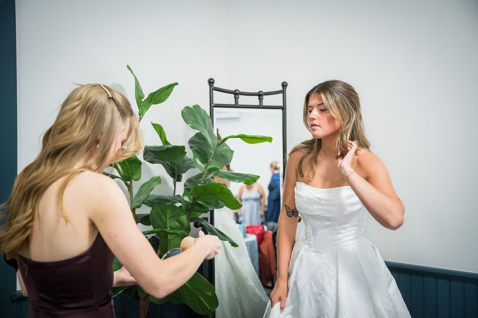 Bride with her sister before the wedding
